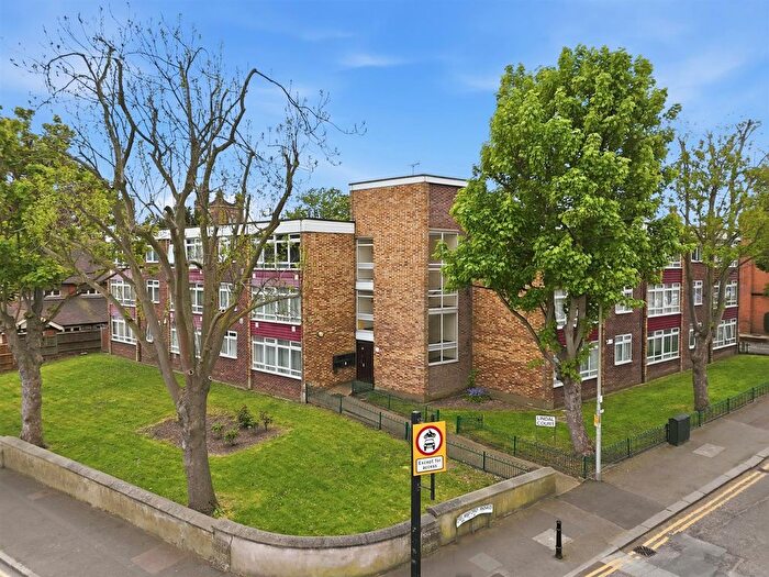 2 Bedroom Flat For Sale In Chelmsford Road, South Woodford, London, E18