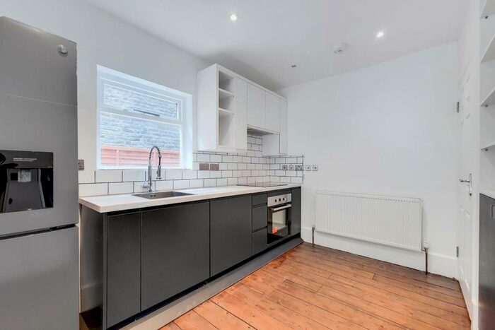 2 Bedroom Flat To Rent In Avenue Road, Forest Gate, London, E7
