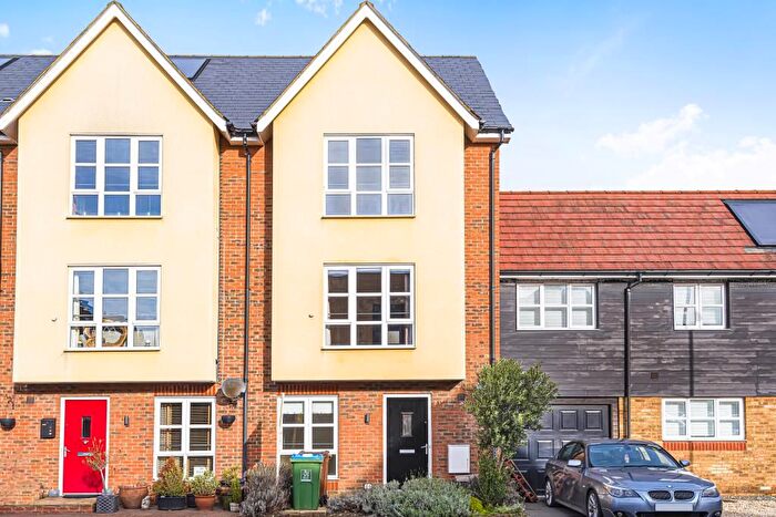 4 Bedroom Town House To Rent In Fuggle Drive, Aylesbury, HP21