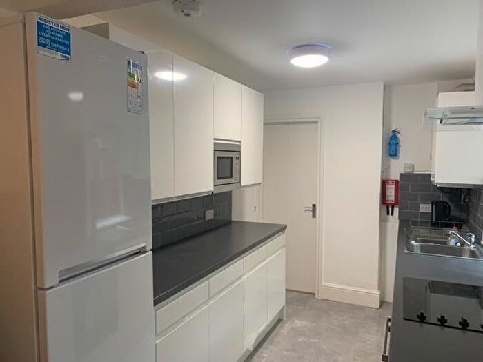 4 Bedroom Semi-Detached House To Rent In Heeley Road, Selly Oak, Birmingham, B29