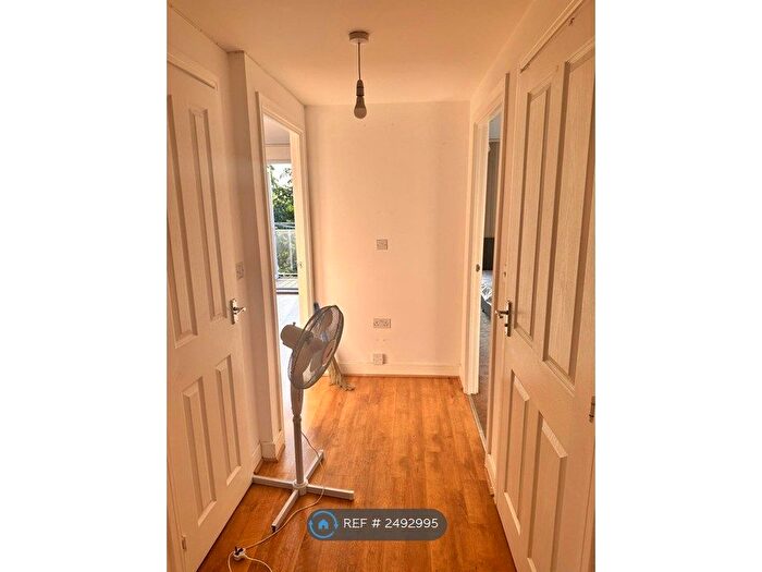 1 Bedroom Flat To Rent In Oxford House, Dagenham, RM8