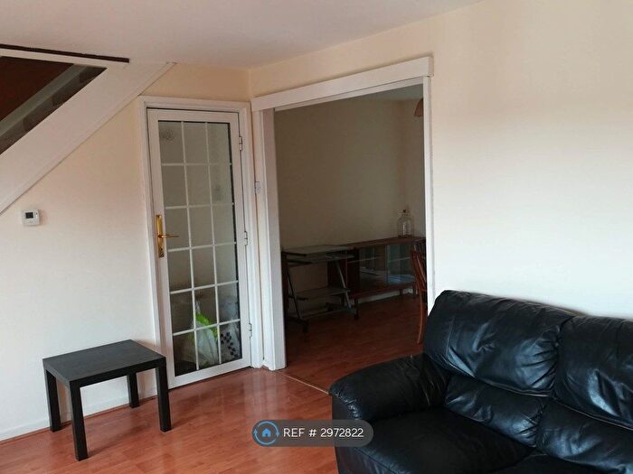 2 Bedroom Maisonette To Rent In Turnpike Link, Croydon, CR0