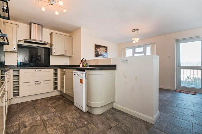 3 Bedroom End Of Terrace House For Sale In Butts Road, Southampton, SO19