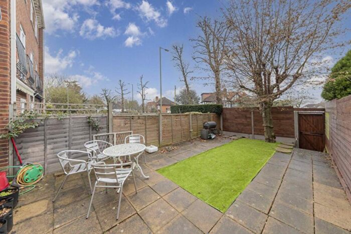 4 Bedroom Terraced House To Rent In Oakview Gardens, London, N2