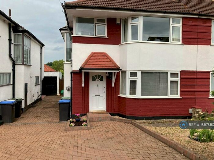 3 Bedroom Semi-Detached House To Rent In Farmleigh Southgate, Southgate, N14