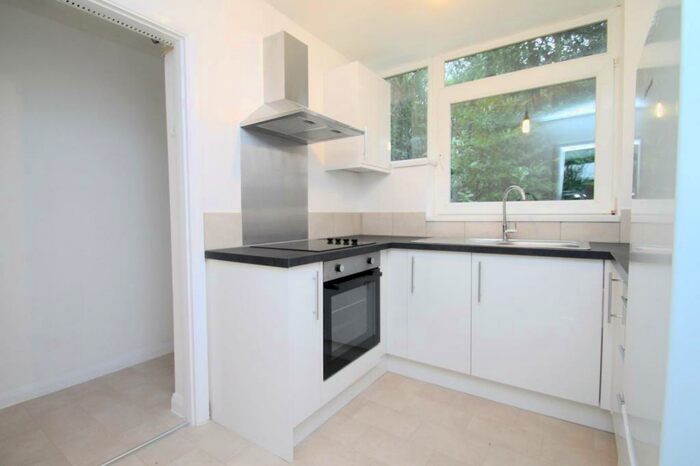 2 Bedroom Flat To Rent In Bedroom First Floor Flat In Caterham Valley, CR3