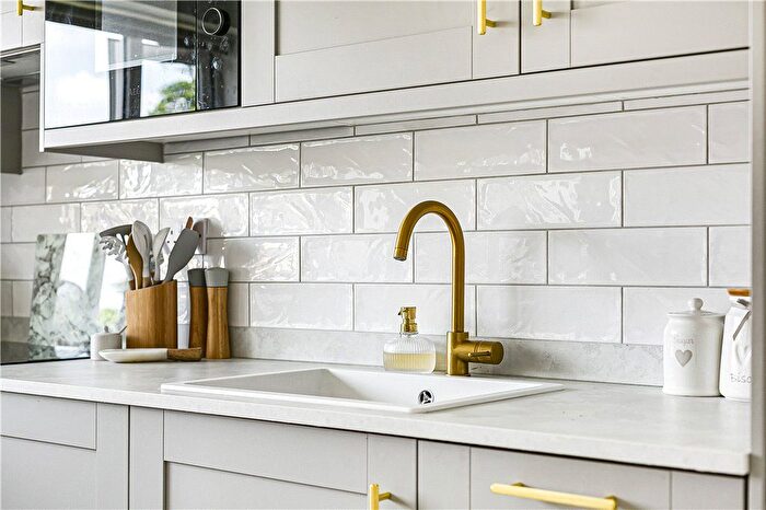 1 Bedroom Flat For Sale In Ferndale Road, Ashford, Surrey, TW15