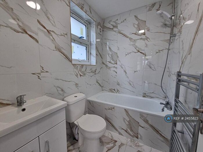 Studio To Rent In Hampden Road, London, N8