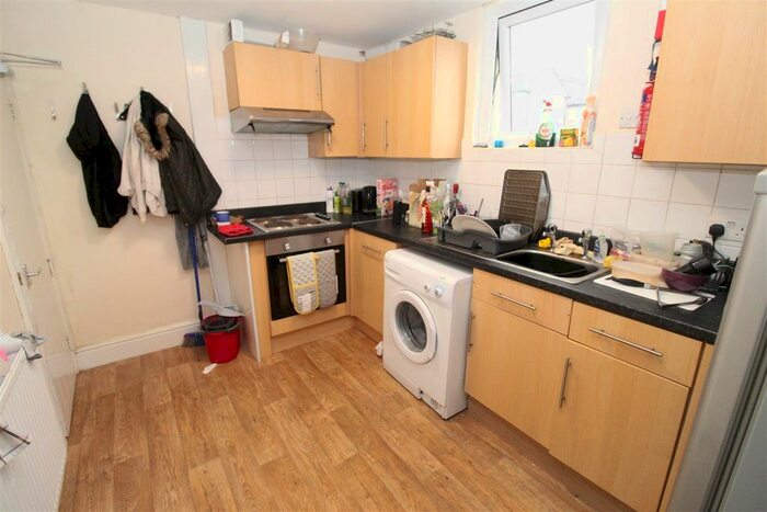 3 Bedroom Flat To Rent In Crwys Road, Cathays, Cardiff, CF24