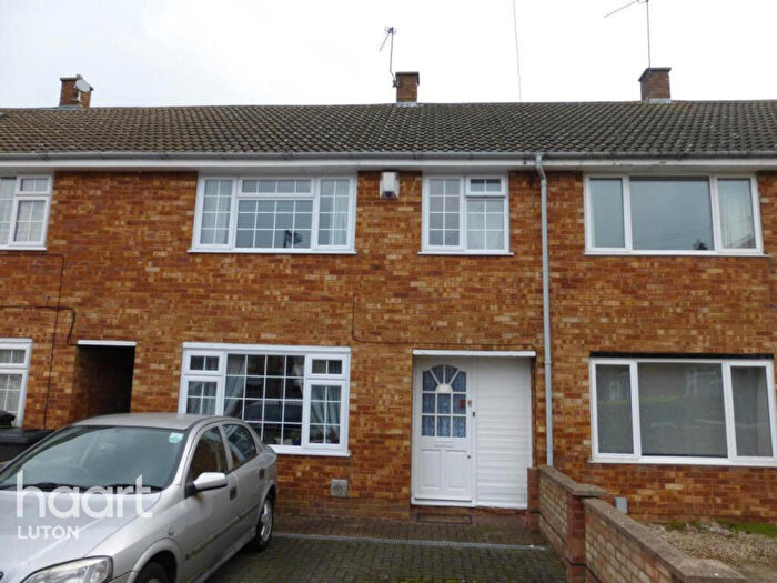 3 Bedroom Semi-Detached House To Rent In Oatfield Close, Luton, LU4
