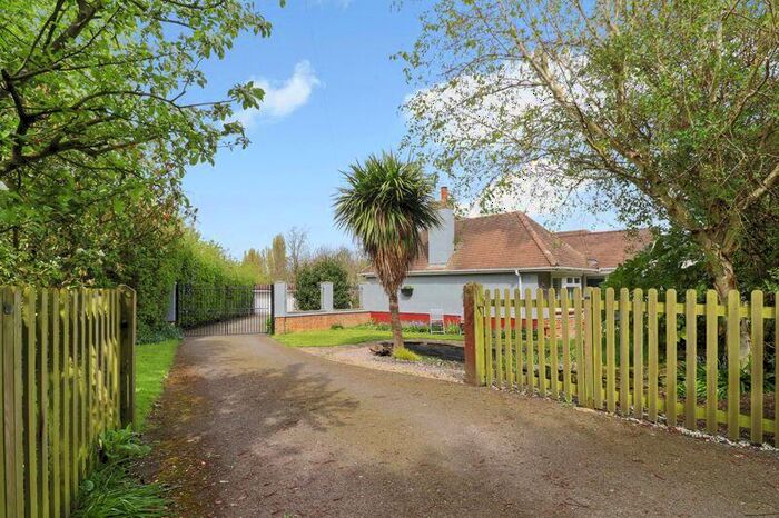 4 Bedroom Bungalow For Sale In Saunders Lane, Ash, CT3