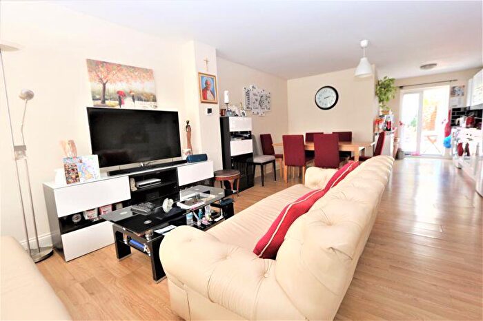 3 Bedroom House To Rent In Berwick Road, Wood Green, N22