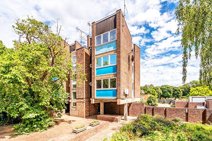 1 Bedroom Flat For Sale In Wellesley Road, Strawberry Hill, TW2