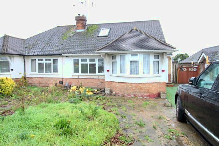 4 Bedroom Bungalow To Rent In Laburnum Close, Luton, LU3