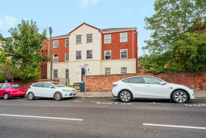2 Bedroom Apartment To Rent In Seafield Court, Russell Street, Reading, RG1