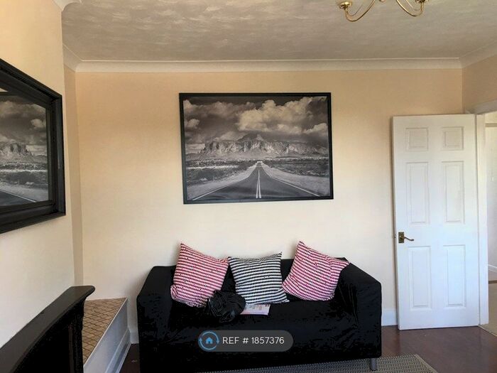 2 Bedroom Maisonette To Rent In Courtlands Drive, Watford, WD17