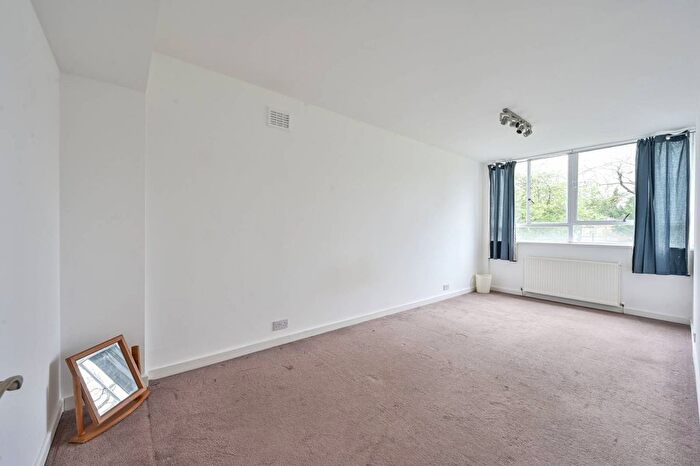3 Bedroom Flat For Sale In Putney Hill, Putney, London, SW15