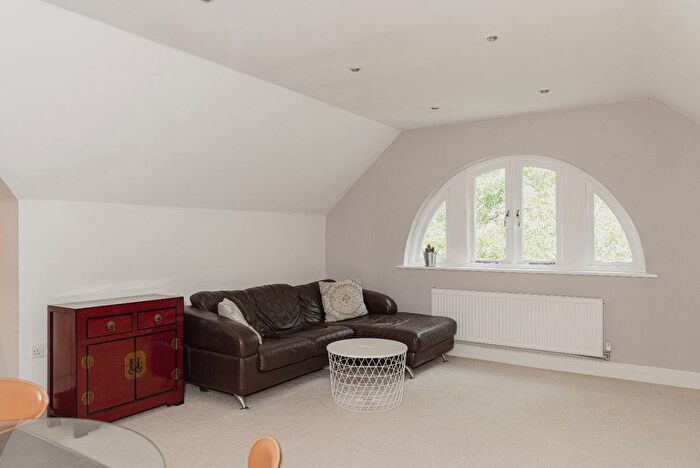 2 Bedroom Flat For Sale In Reigate Hill, Reigate, RH2