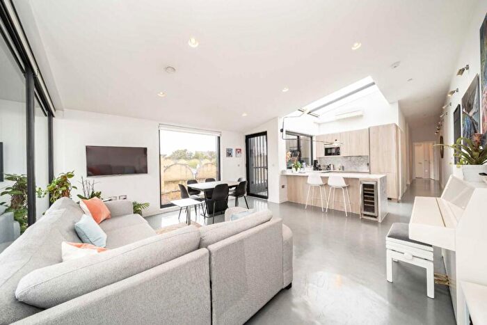 3 Bedroom Flat For Sale In Holmes Road, Kentish Town, NW5