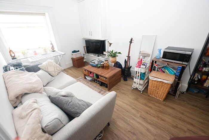 1 Bedroom Flat To Rent In Brunswick Square, Hove, East Sussex, BN3