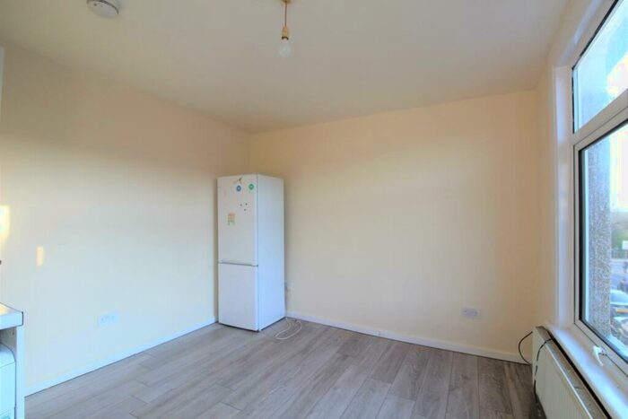 3 Bedroom Flat To Rent In Haselbury, London, N18