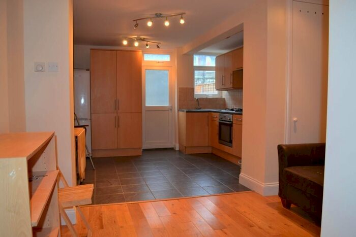 2 Bedroom Flat To Rent In Gilbey Road, Tooting, London, SW17
