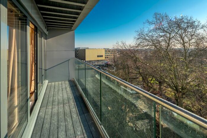 3 Bedroom Flat To Rent In High Road, Ilford, IG1