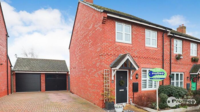 3 Bedroom Semi Detached House For Sale In Holywell Fields, Hinckley, LE10