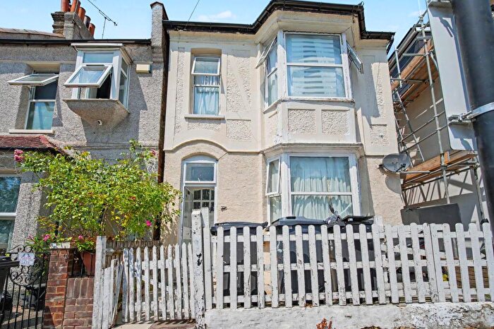 3 Bedroom Detached House For Sale In Pemdevon Road, Croydon, CR0