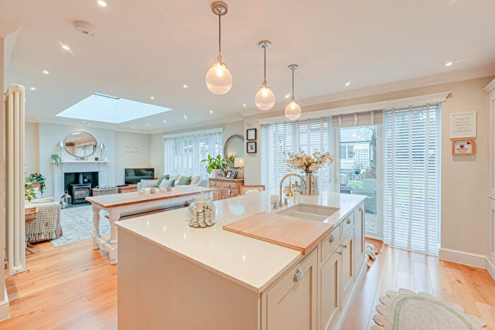 3 Bedroom Apartment For Sale In Burnham Road, Leigh-on-sea, SS9