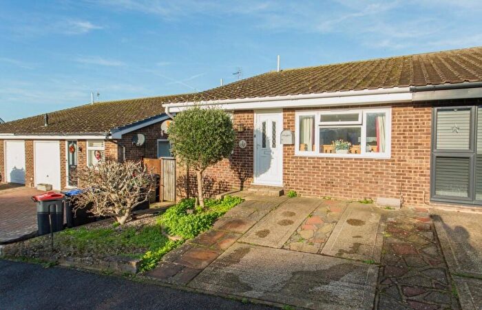 4 Bedroom Semi Detached House For Sale In Linnet Avenue, Whitstable, Kent, CT5