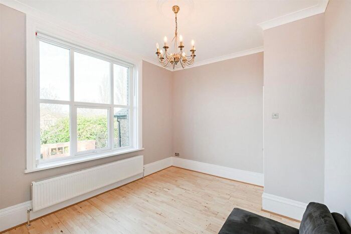 2 Bedroom Flat For Sale In Hainault Road, London, E11