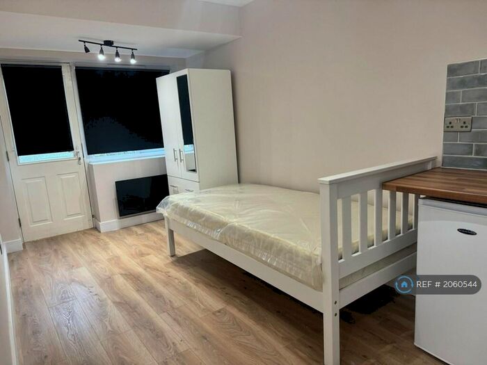 Studio To Rent In Hendon Way, London, NW2