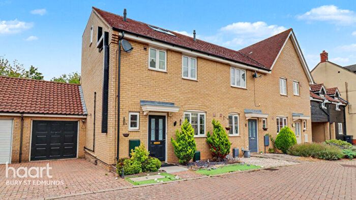 4 Bedroom End Of Terrace House For Sale In Skylark Close, Bury St Edmunds, IP32