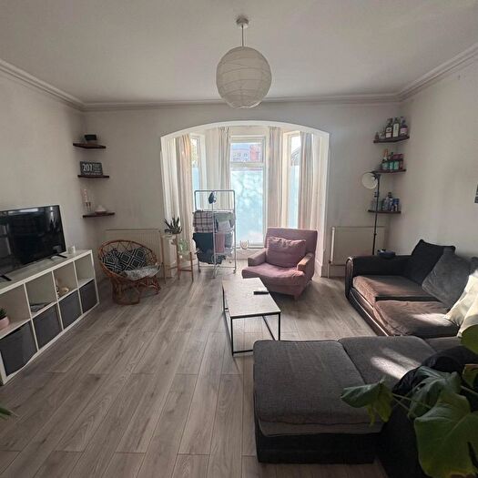 1 Bedroom Flat To Rent In Birch Grove, Acton, W3