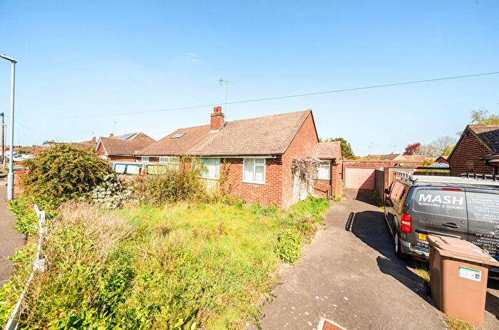 2 Bedroom Bungalow For Sale In Chapterhouse Road, Luton, Bedfordshire, LU4