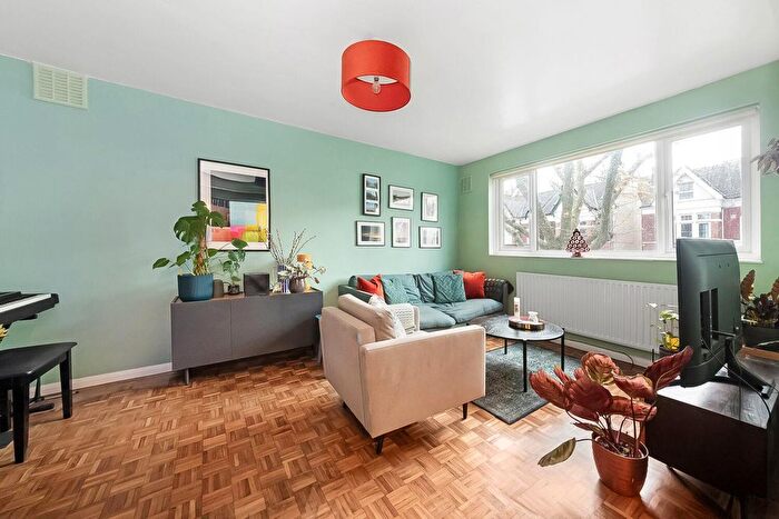 2 Bedroom Flat For Sale In Knollys Road, Streatham, London, SW16