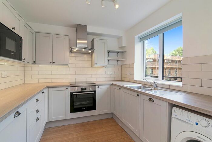 3 Bedroom Flat To Rent In Longfield Crescent, London, SE26