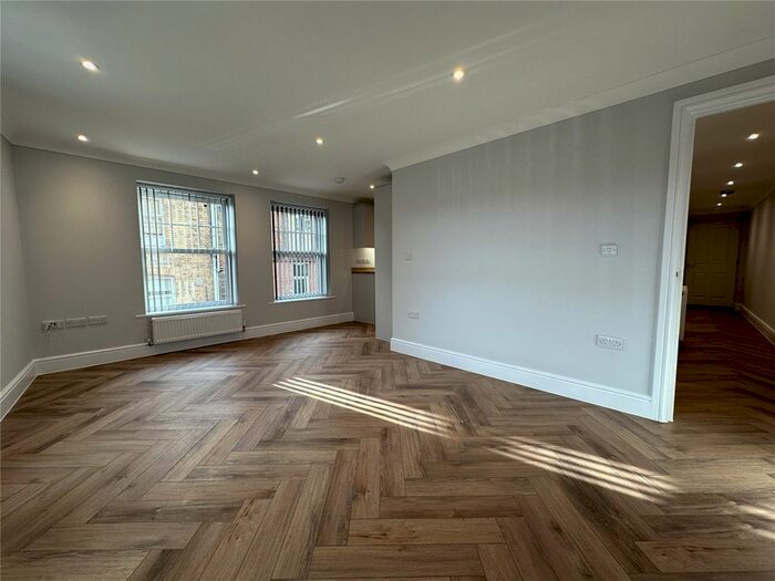 2 Bedroom Flat To Rent In Wood Street, Taunton, Somerset, TA1