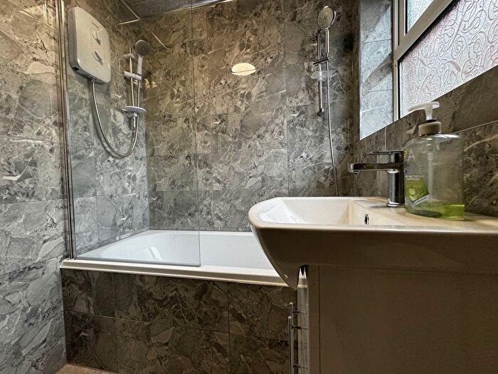 2 Bedroom Flat For Sale In Montagu Court, Leeds, LS8