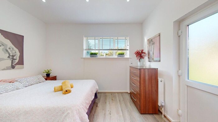 Studio To Rent In Blenheim Gardens, London, NW2