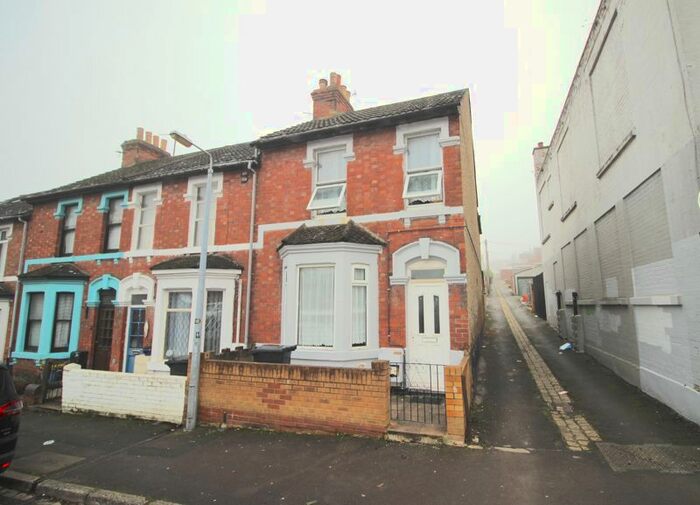 3 Bedroom Property To Rent In Bedroom House To Rent, Durham Street, Town Centre, SN1