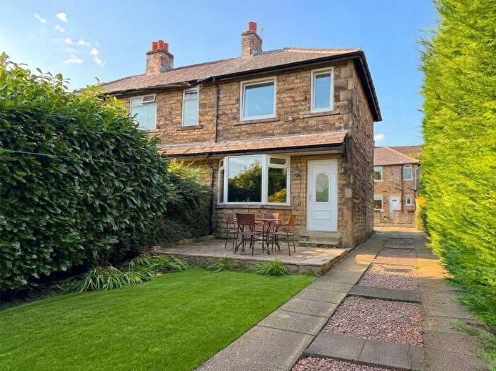 2 Bedroom End Of Terrace House For Sale In Well Grove, Brighouse, HD6