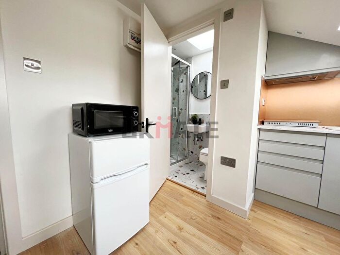 1 Bedroom Property To Rent In Clarence Villas, Hawks Road, Kingston Upon Thames, KT1