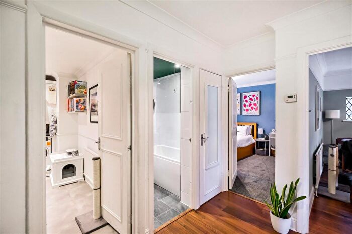 2 Bedroom Flat For Sale In Forest Court, Snaresbrook, E11