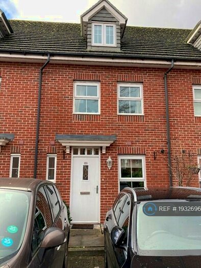 3 Bedroom Terraced House To Rent In Eaton Avenue, Slough, SL1