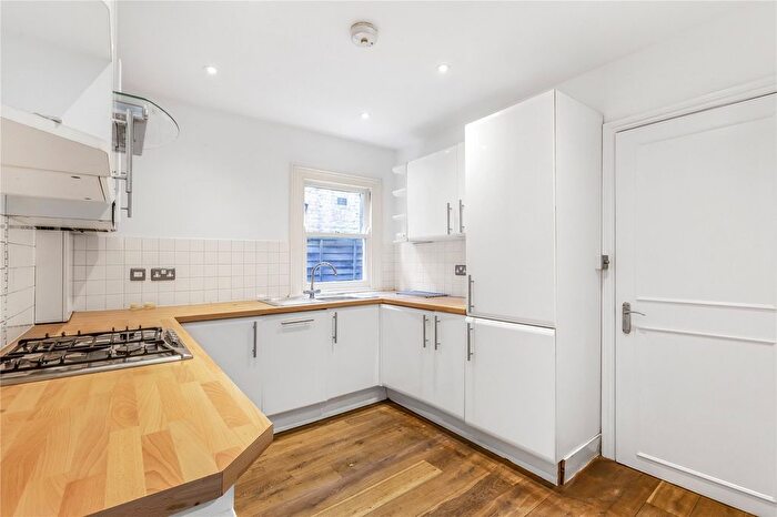 2 Bedroom Flat To Rent In Elms Crescent, London, SW4