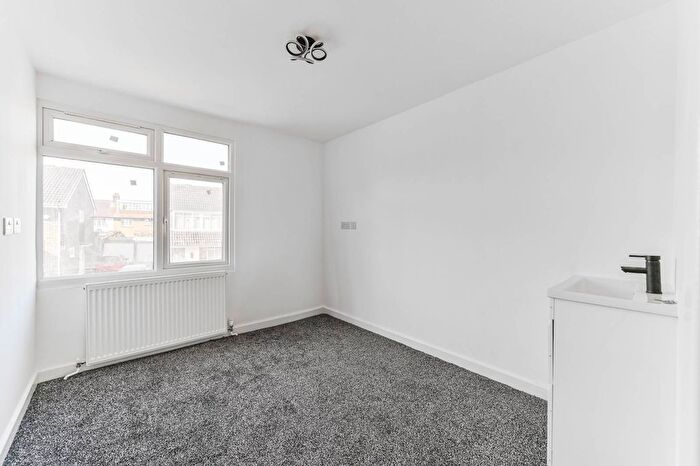 Studio To Rent In Crossways Road, Mitcham, CR4