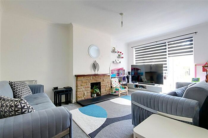 2 Bedroom Maisonette For Sale In Westfield Close, Enfield, Middlesex, EN3