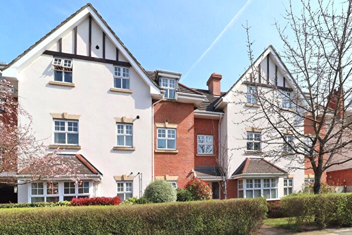 2 Bedroom Flat For Sale In Claremont Avenue, Woking, Surrey, GU22